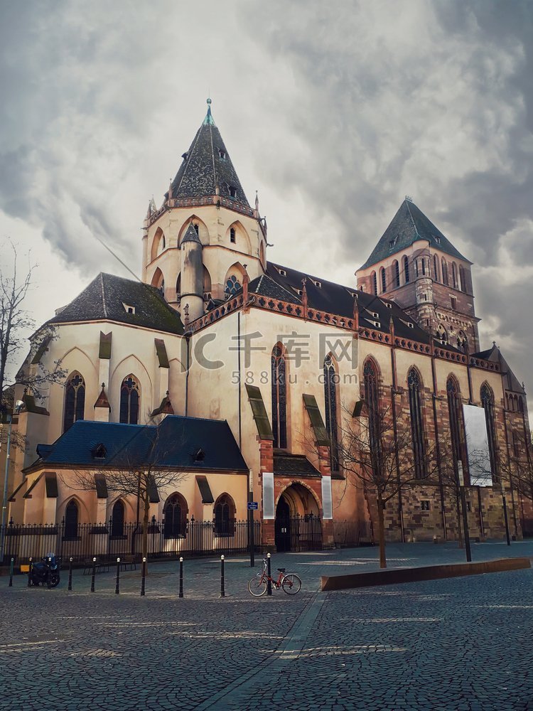 斯特拉斯堡的圣托马斯教堂，阴沉