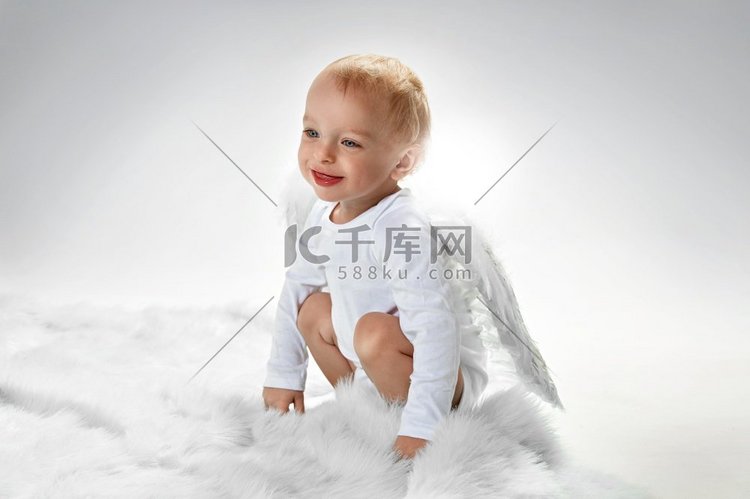 一个快乐的小天使的肖像