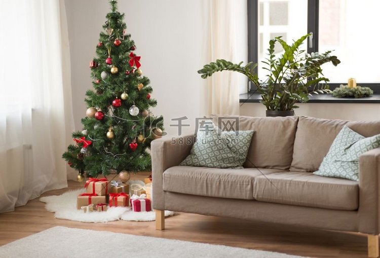 冬季假期和室内概念—圣诞树，礼