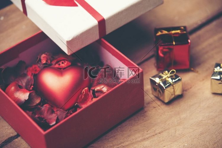 情人节礼物盒，情人节爱情概念&