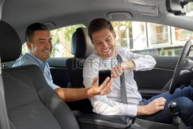 汽车、男人、智能手机、驾驶