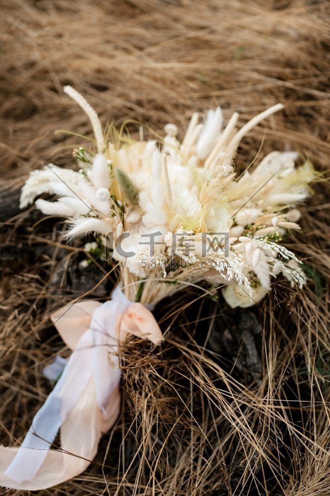 由干野花和干花组成的新娘花束