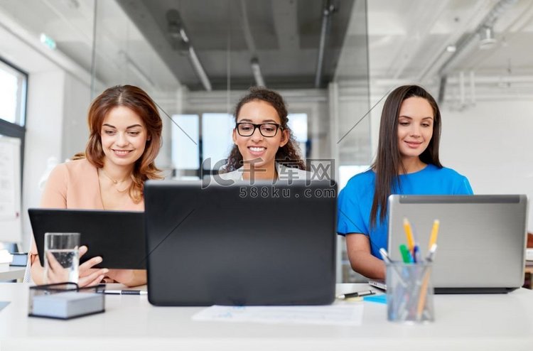  女人，团队，笔记本电脑，办公