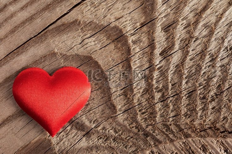 情人节红绸心在木背景，爱概念。