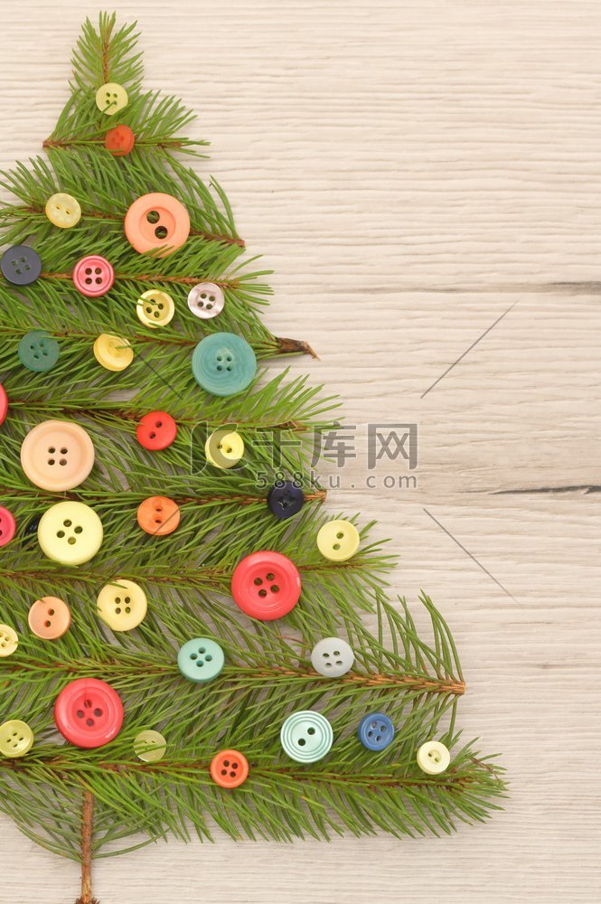 圣诞树与松树树枝和树在木制桌子