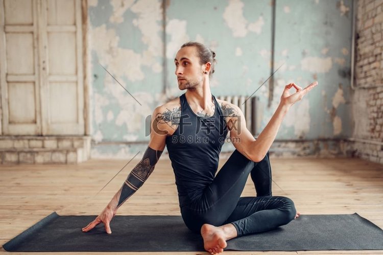 男性瑜伽做柔软性练习在健身房与