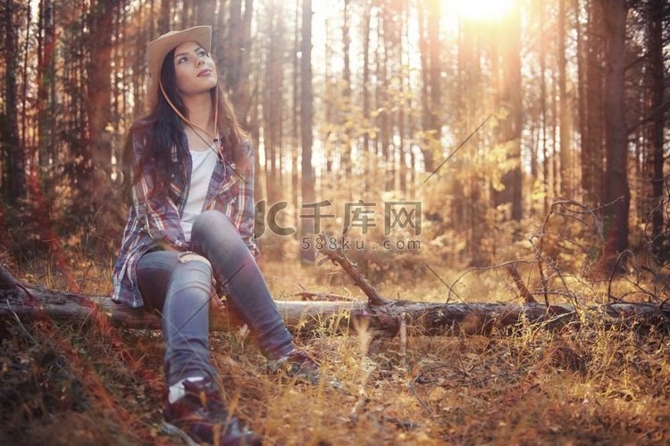 美丽的女孩在森林景观与阳光