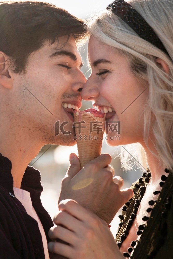 侧面视图快乐的夫妇享受冰淇淋