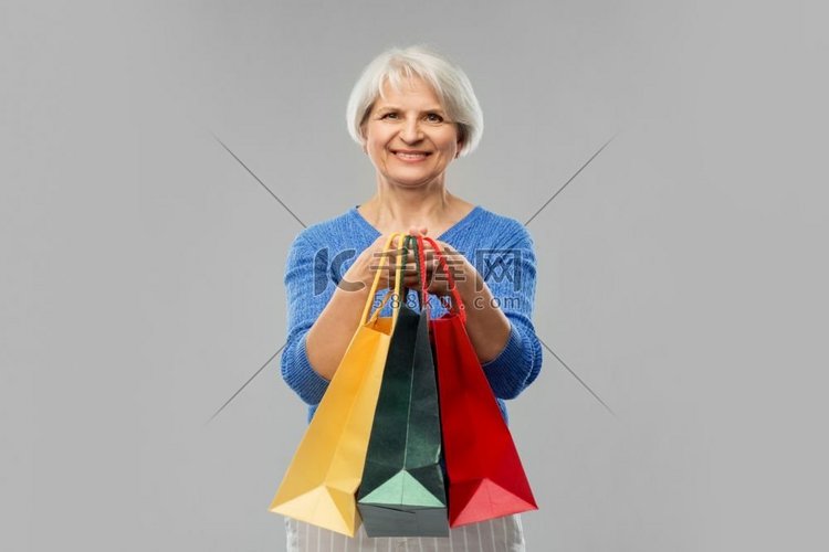销售和老人概念—微笑的高级妇女