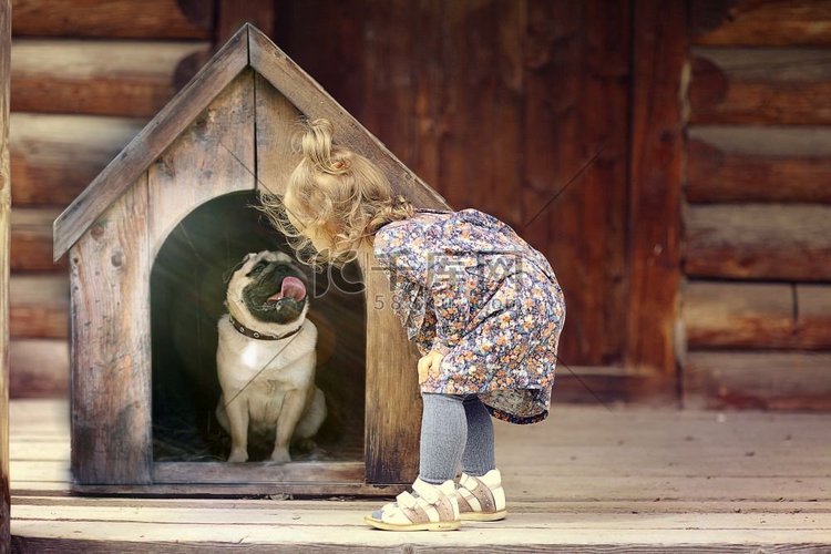 女孩和小狗，狗的房子