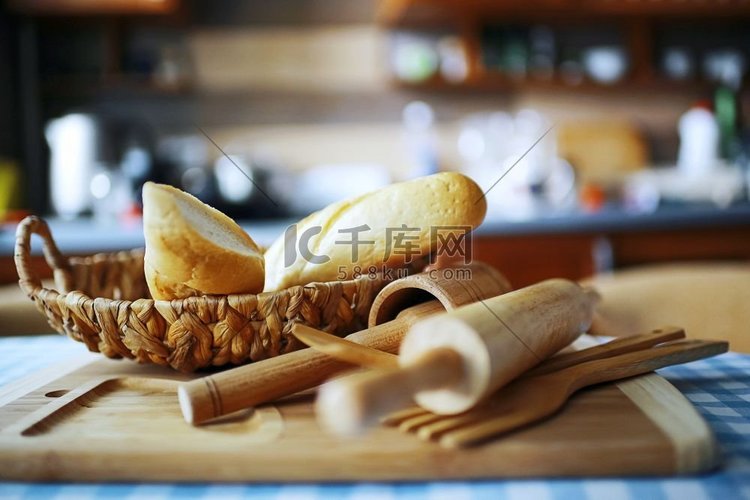 桌子上的面包和面包