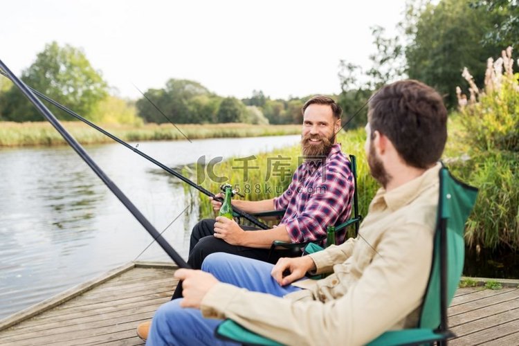 休闲与人的概念—男性朋友在湖上
