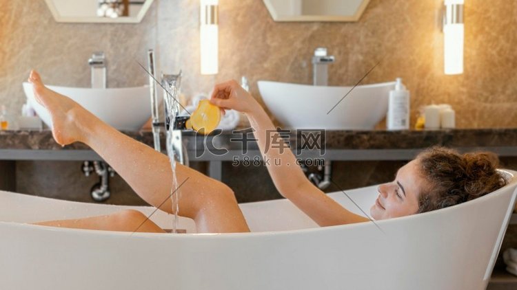 女人一边洗澡一边放松浴缸2