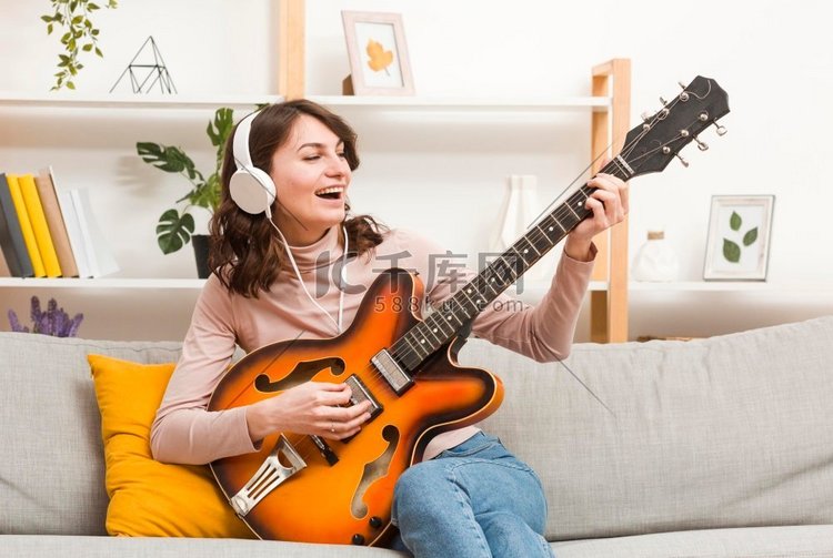 戴耳机的女人弹吉他