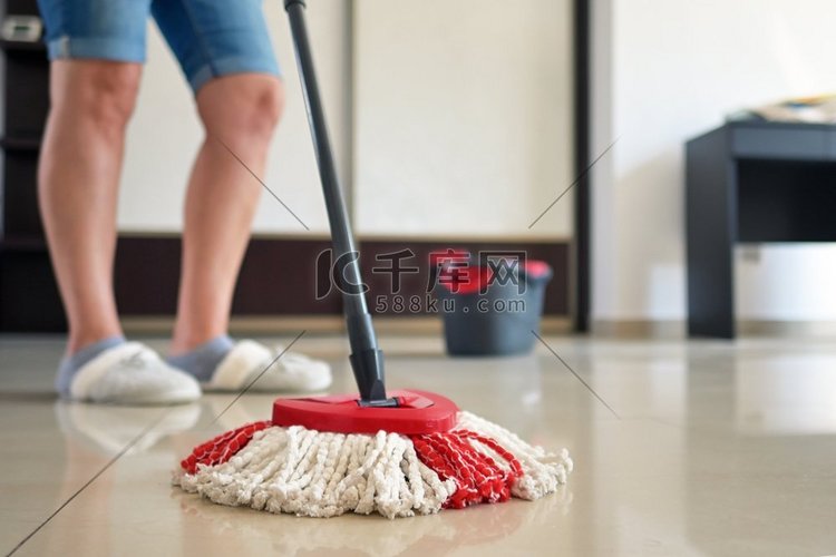 妇女用拖把清洁地板