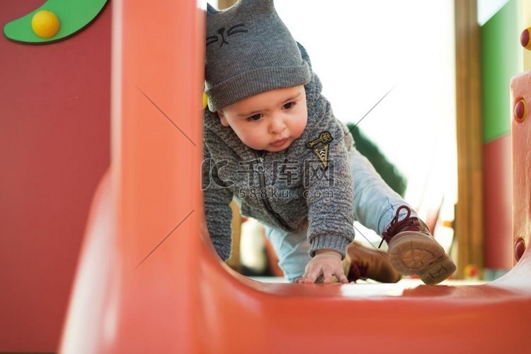 幼儿玩得开心。小男孩在幼儿园上