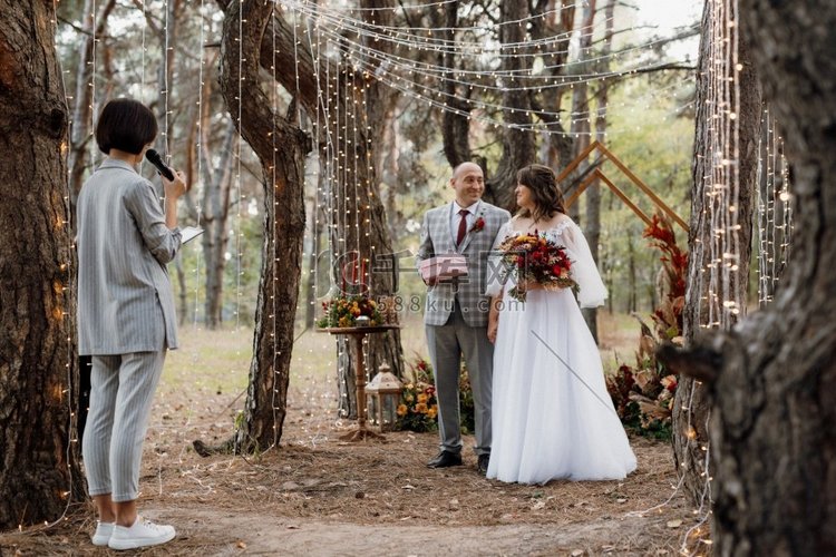 男人和女人在秋天的森林订婚在婚