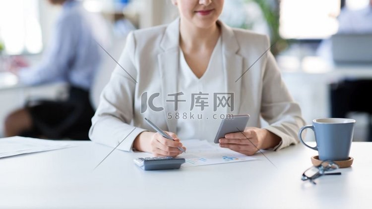 企业和人的概念—女商人与智能手