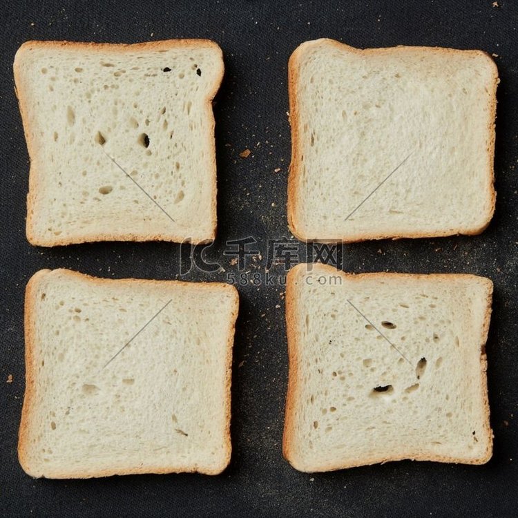 黑色背景上面包面包的俯视图。美