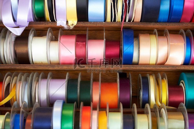 在市场上展示色彩斑斓的缎带