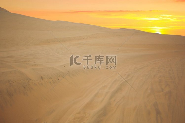沙丘上的日落秘鲁沙漠