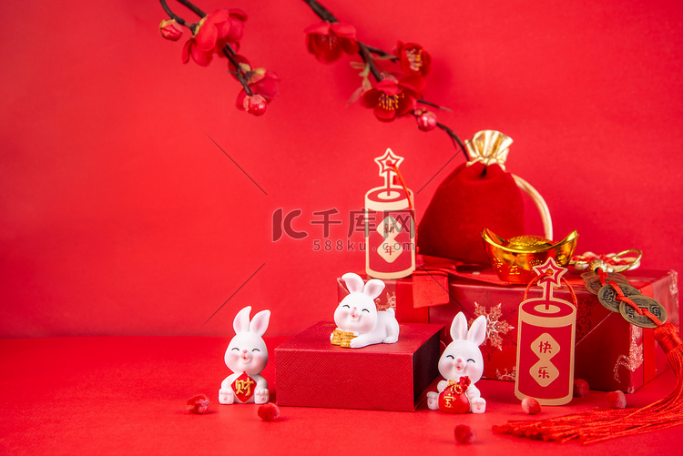 红色新年兔子摆件红色背景摆放兔
