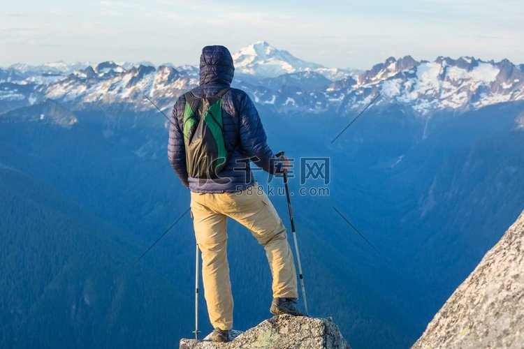 山上悬崖上的人。徒步旅行的场景