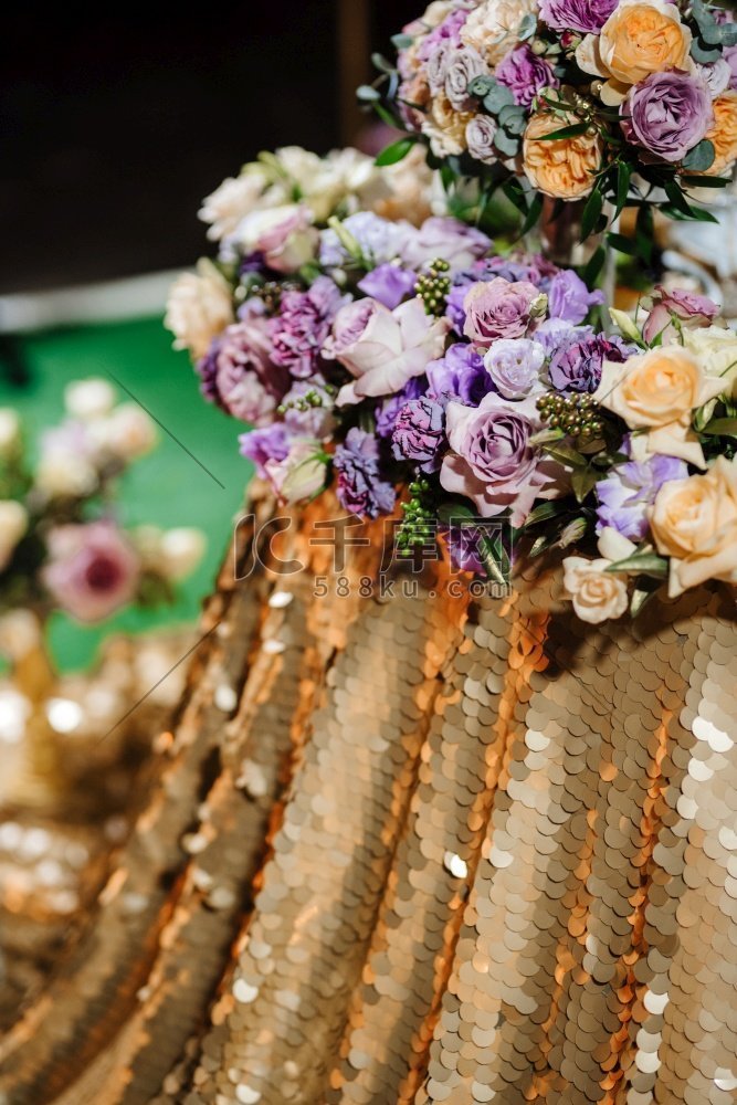 优雅的婚礼装饰品由天然花卉和绿