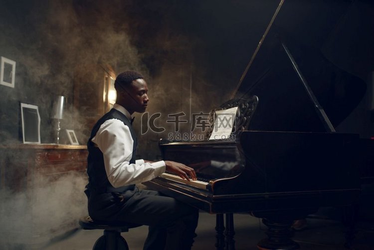 黑人三角钢琴演奏者，俱乐部爵士