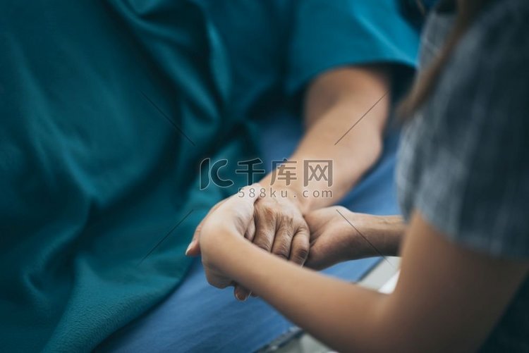 医生或护士牵着老太太的手。&r