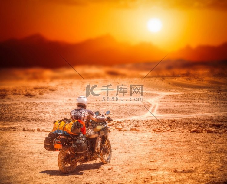 阿塔卡马的摩托车手在沙漠中独自