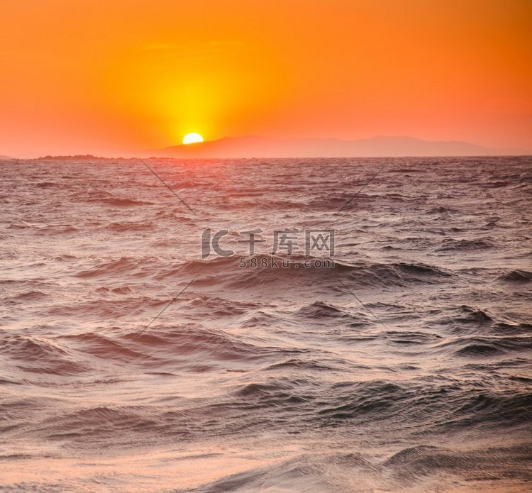 海浪在日落夏季假日背景