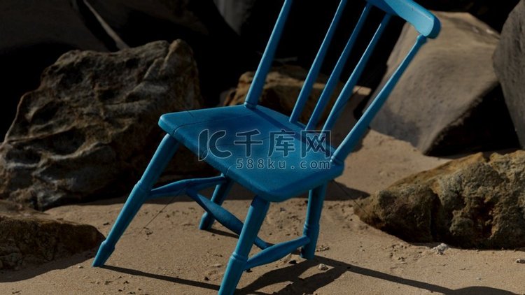 海滩上的复古蓝色木椅