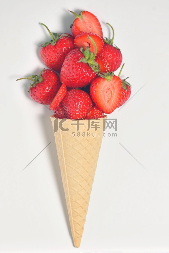 草莓果华夫饼蛋卷冰淇淋