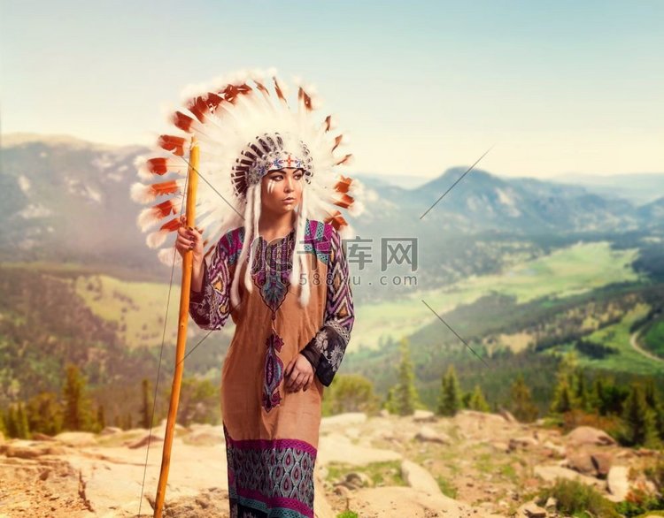 传统服装的美国印第安女孩反对山