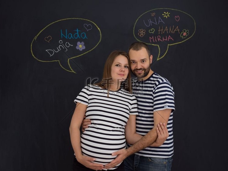 丈夫和怀孕的妻子的肖像对黑色粉