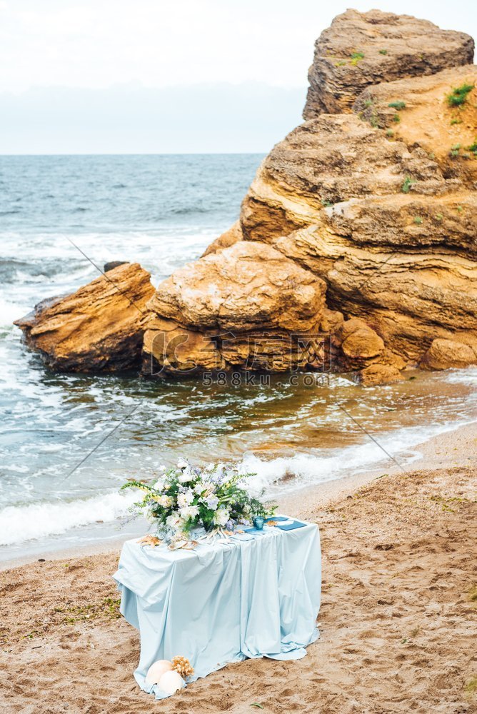 海边沙滩上的婚礼区