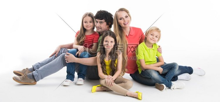 白色背景下孤立的父母和三个孩子