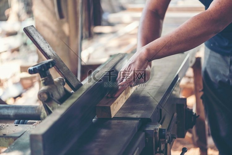 木工车间背景图片：木工工作台上