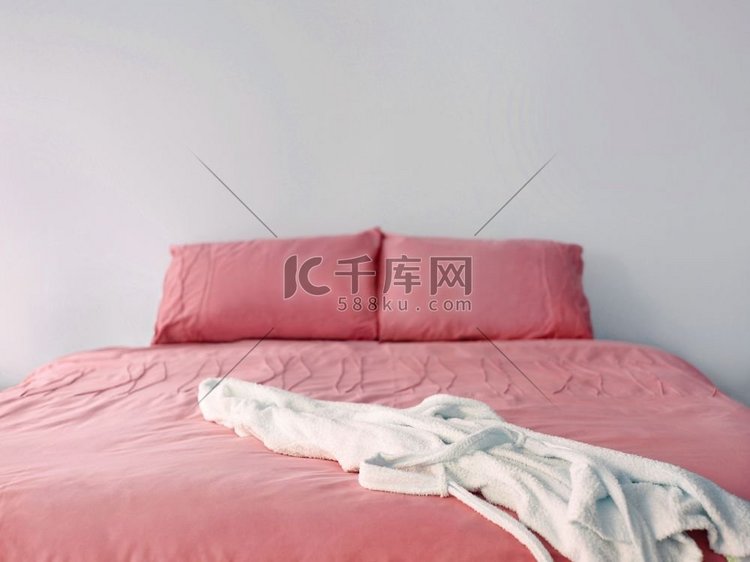 拍摄粉红色卧室与浴衣