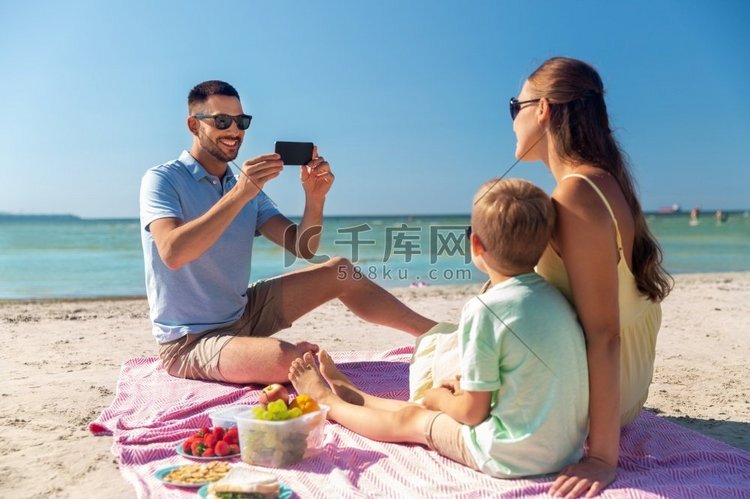  父亲，儿子，海滩，智能手机