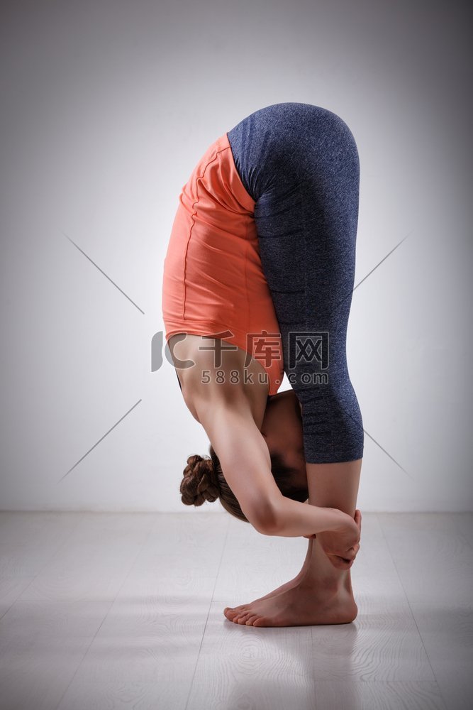 美丽的运动健身瑜伽女练习瑜伽体