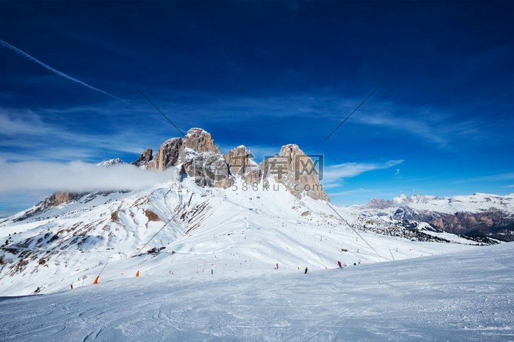 意大利白云石滑雪胜地滑雪道上的