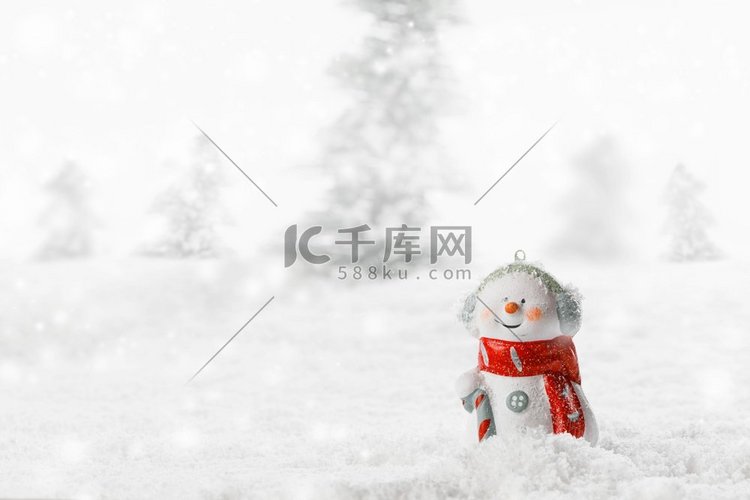 圣诞节雪人玩具在冬天森林背景在