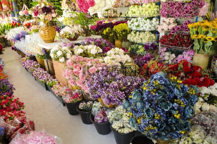 市场上花店里的五颜六色的鲜花