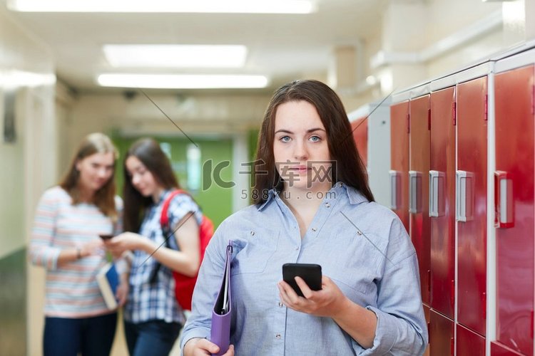 女高中生在走廊被短信欺负的肖像