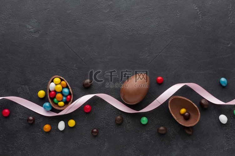 复活节巧克力蛋与彩色糖果丝带