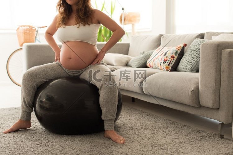 孕妇做放松练习与健身球。孕妇做