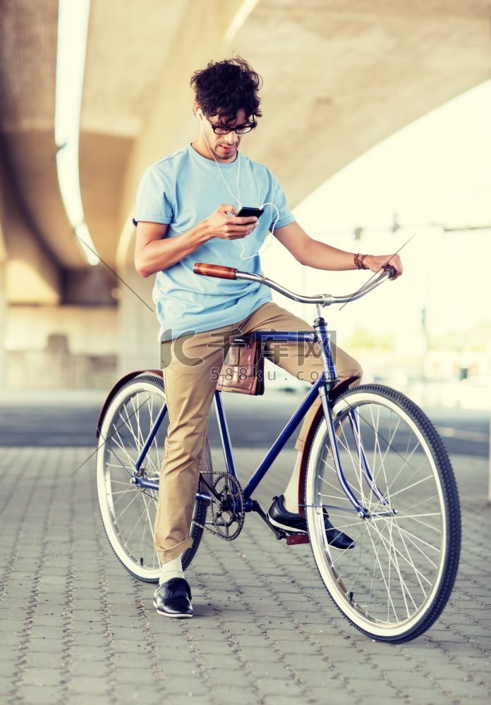  自行车，智能手机，耳机，城市