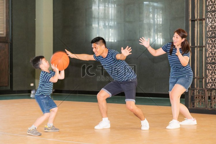 快乐的一家人在体育俱乐部打篮球
